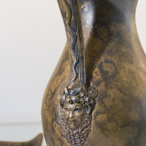 Fragment van een bronzen Romeinse kan gevonden bij de Herwen te zien in Museum Het Valkhof