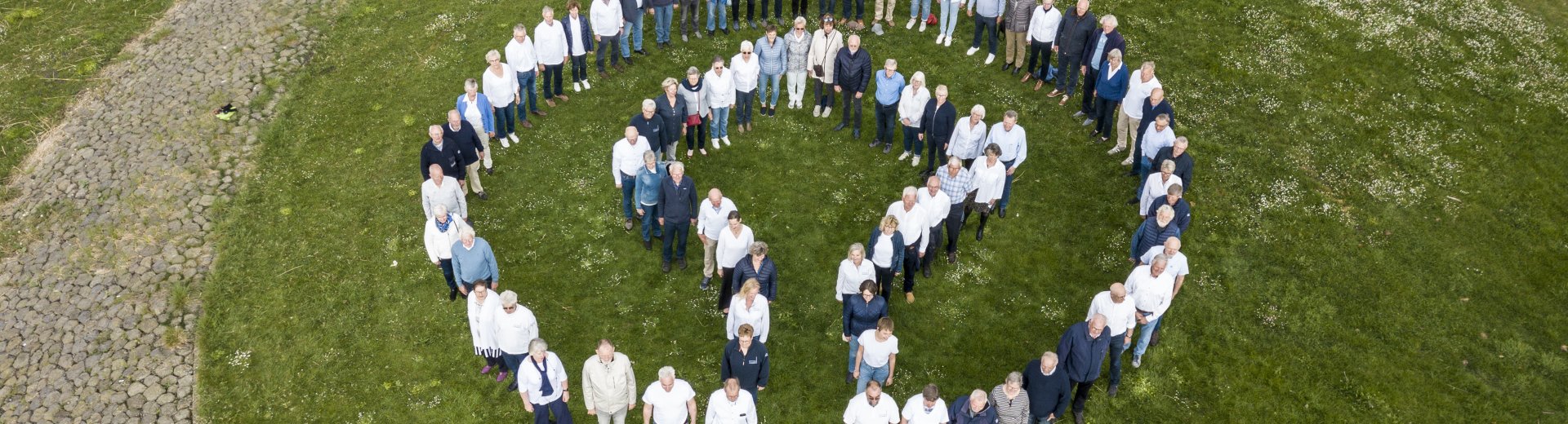 Vrijwilligers die samen het Werelderfgoedembleem vormen - Bertel Kolthof © Stichting Werelderfgoed Nederland