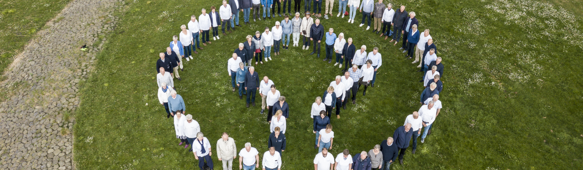 Vrijwilligers die samen het Werelderfgoedembleem vormen - Bertel Kolthof © Stichting Werelderfgoed Nederland