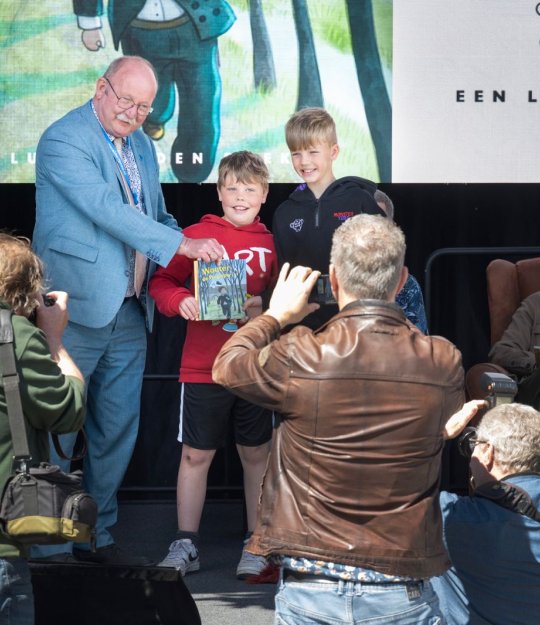 Presentatie van het gouden boekje Wouter de Wegloper